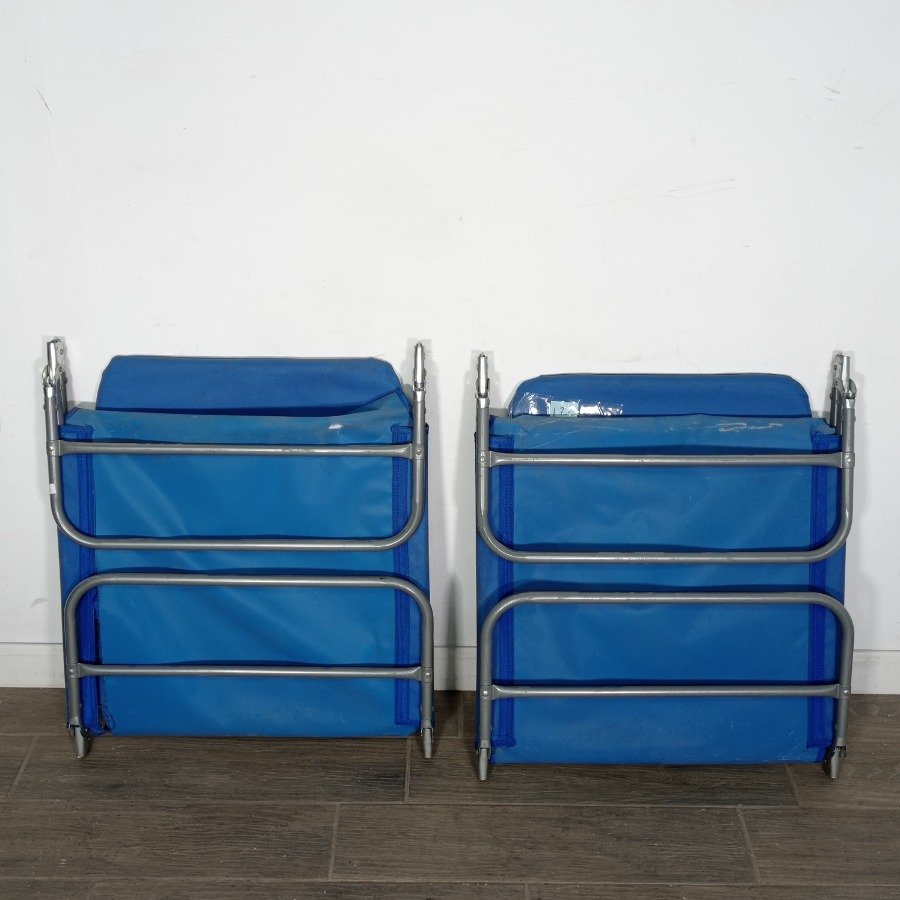 Par de reposeras en metal plegables con estructura metálica y tapicería de tela azul - imagen 5