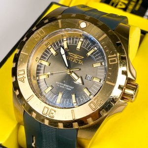 Reloj Invicta Caballero Malla Goma Verde y Caja Dorada - imagen 3