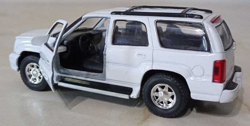 Camioneta a escala CADILLAC ESCALADE en blanco con apertura de puertas - imagen 3
