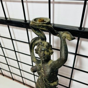 Antiguo Candelabro de Metal con Figura Femenina - imagen 2