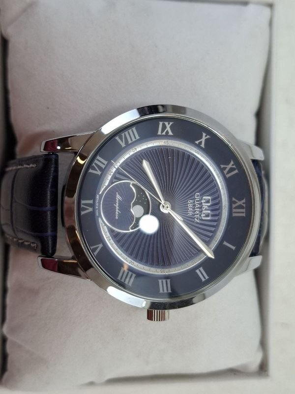 Reloj Q&Q Pulsera con Dial Azul y Función Moonphase