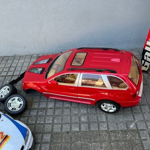 Dos autos a escala grandes, uno rojo y uno blanco, para niños - imagen 10