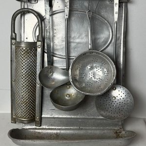 Ganchera Antigua de Aluminio con Accesorios de Cocina - imagen 10