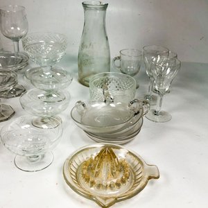 Lote de Cristalería Variada: Copas, Juguera Exprimidora y Botellón - imagen 3