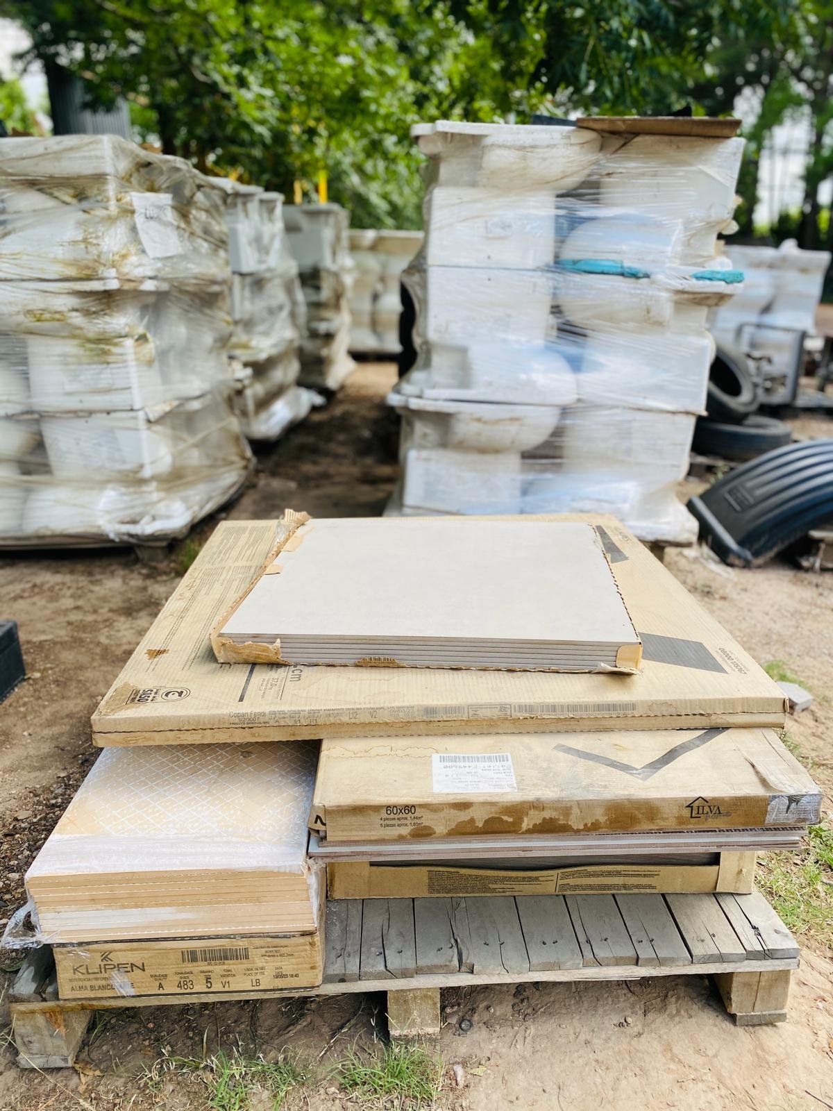 Item lote-x32-m2-de-ceramica-y-porcelanato-colores-varios - Image 0