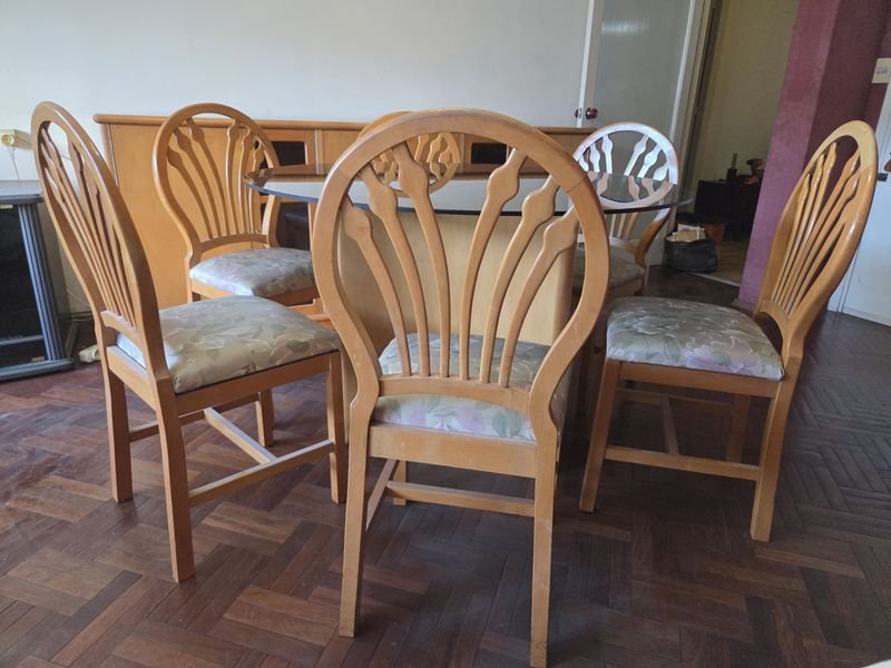 Lote siguiente: Gran juego de comedor en guatambú macizo