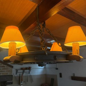Lámpara Rústica con Rueda de Carro - Madera y Hierro - imagen 6