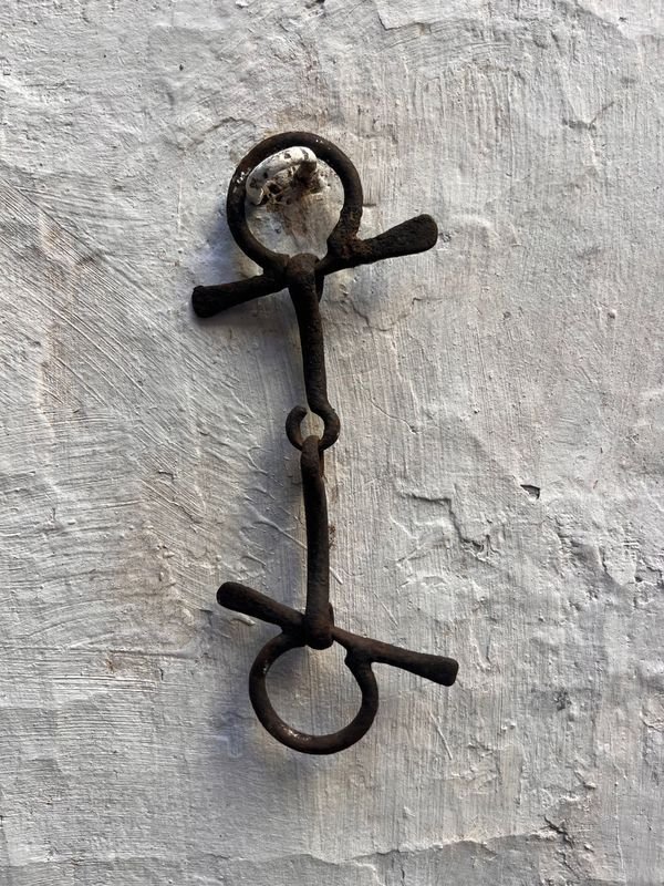 Objeto con argollas y cruz
