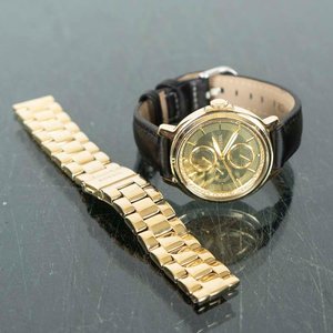 Lote siguiente: Reloj Fossil Dorado con Malla Intercambiable y Detalles Brillantes