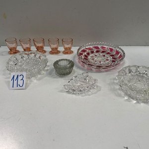 Lote de Cristalería: 3 Ceniceros, 5 Copitas Rosadas y 2 Adornos Pequeños - imagen 3