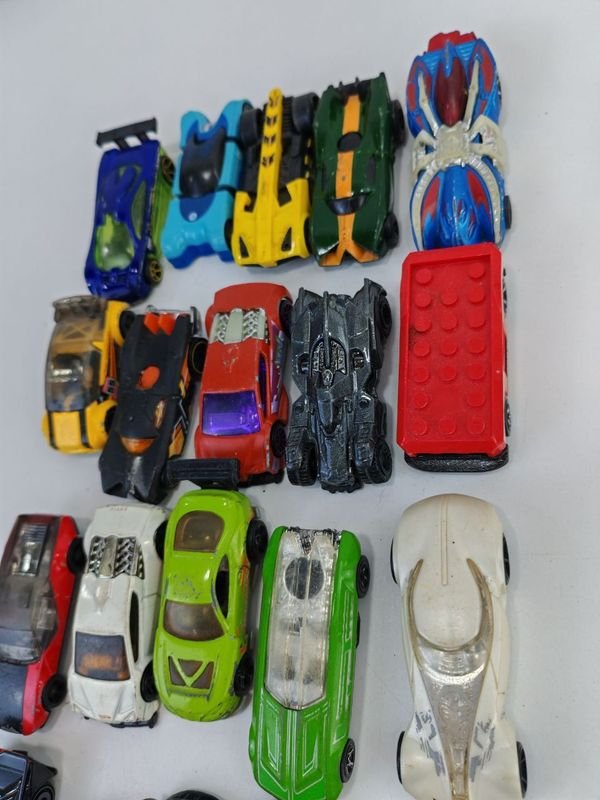 Colección de 20 Hot Wheels en diferentes colores y materiales - imagen 6