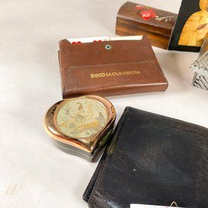Lote de Artículos Varios: Corbatera, Set de Cartas, Alhajero, Cuadritos y Linterna - imagen 6