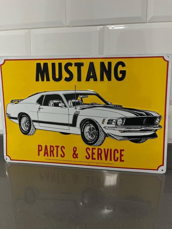 Chapa Decorativa Mustang "Parts & Service" Amarilla
