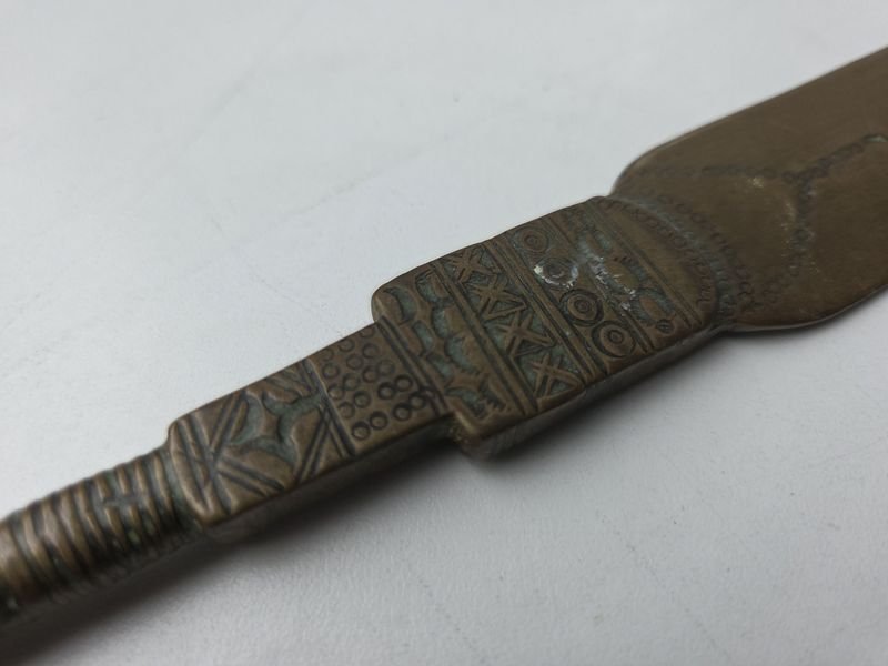 Antigua punta de lanza en bronce con gran trabajo artesanal - imagen 7