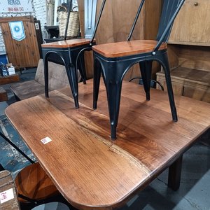 Lote siguiente: Juego de Comedor: Mesa Rectangular y 4 Sillas de Madera y Metal
