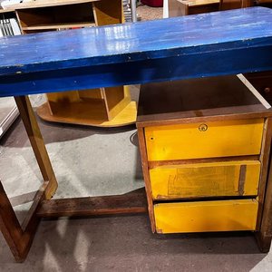 Lote anterior: Escritorio de Madera con 3 Cajones y Tapa Azul