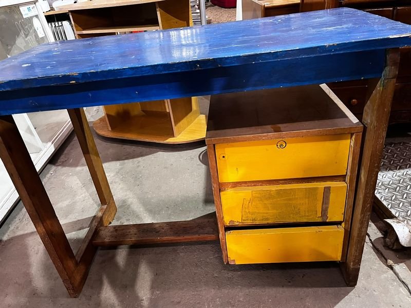 Escritorio de Madera con 3 Cajones y Tapa Azul
