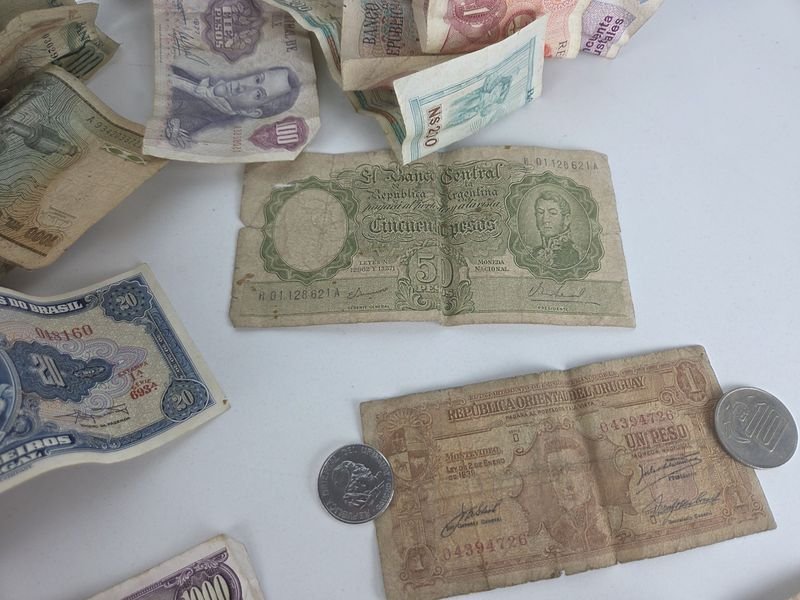 Gran lote de monedas, billetes y medalla conmemorando el centenario de la República Oriental del Uruguay - imagen 11