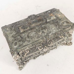 Cofre Metálico Estilo Italiano con Detalles Ornamentales - imagen 2