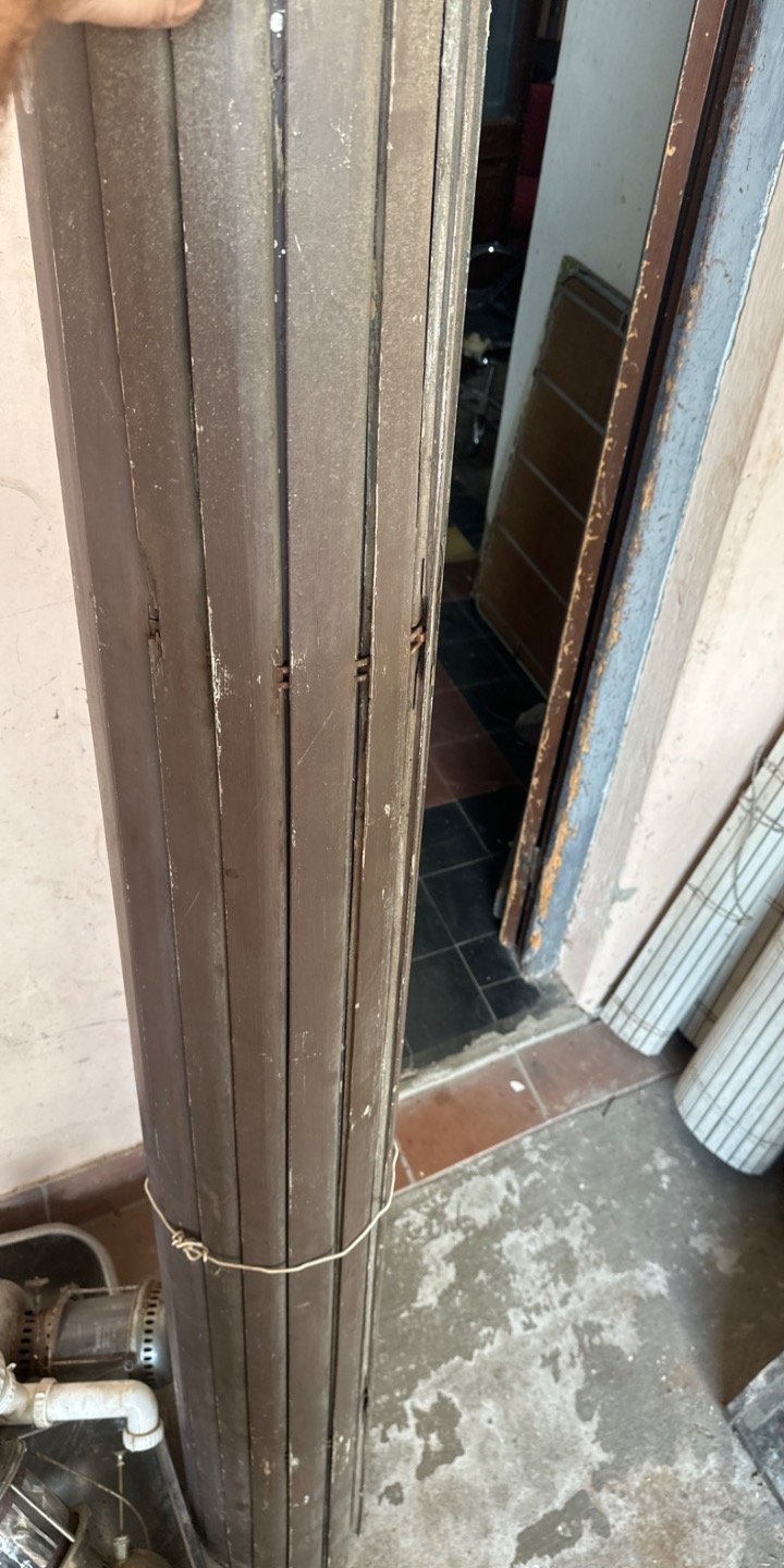 Lote anterior: Puerta de madera en mal estado