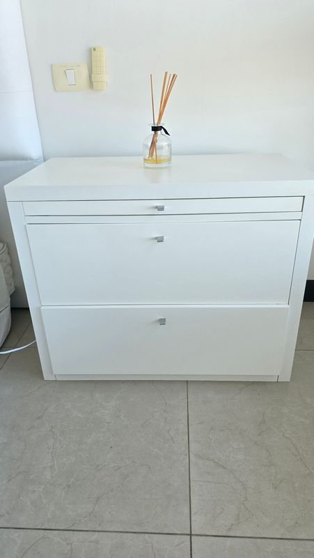 Mesa de luz con 2 cajones y bandeja, laqueado blanco - imagen 1