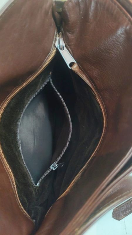Cartera bandolera de cuero marrón con accesorios - imagen 4