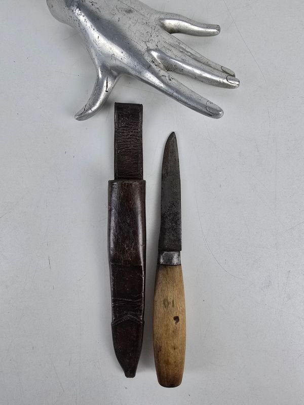 Cuchillo Sueco con Funda de Cuero Original