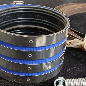 Lote de Accesorios Sanitarios: Juntas, Flejes Metálicos y Resorte de Tensión - imagen 2