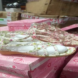 Lote anterior: Par de Sandalias para Niñas con Estampado Floral