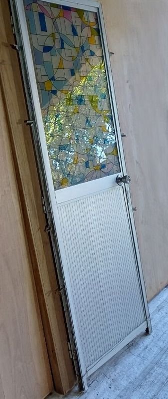 Ventana con marco de aluminio y vidrio con patrón geométrico - imagen 4