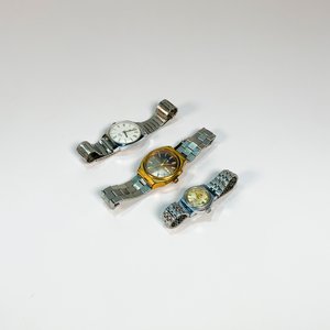 Lote anterior: Tres Relojes de Pulsera para Dama y Caballero: Dorado con Calendario, Esfera Blanca y Números Romanos, y Esfera Plateada con Números Dorados