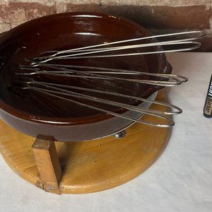 Olla para Fondue Completa con Soporte de Madera y Pinchos - imagen 2