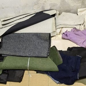 Lote de Recortes de Tela: Variedad de Colores y Texturas - imagen 2