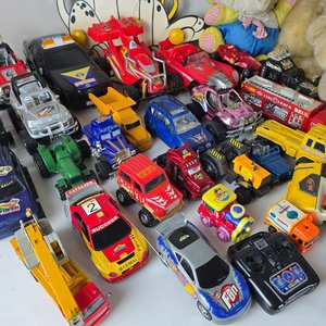 Gran Lote de Juguetes Vintage: Autos, Peluches y Figuras - imagen 2