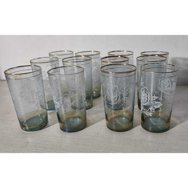 Juego de 12 Vasos Tallados con Motivo de Flor y Borde Dorado