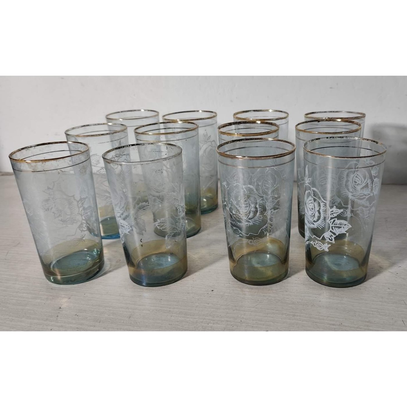 Juego de 12 Vasos Tallados con Motivo de Flor y Borde Dorado