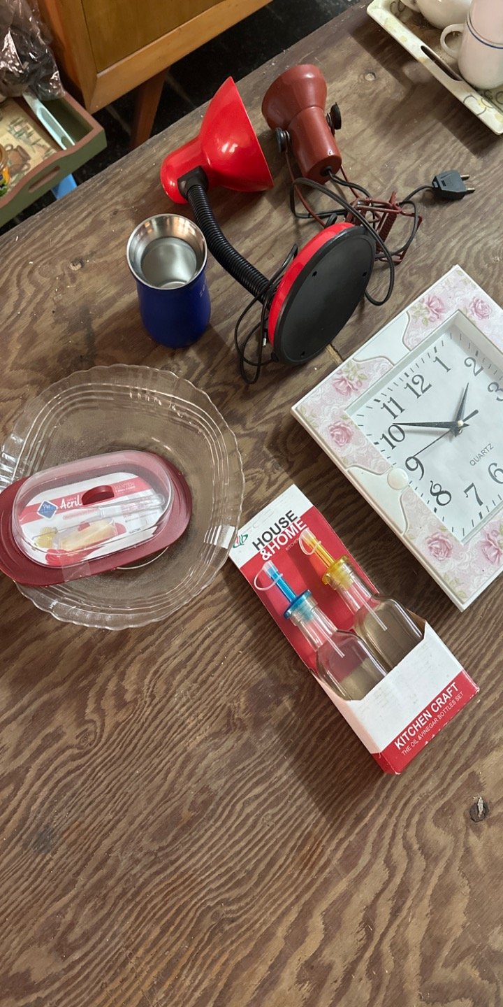 Lote Variado: Lámpara Roja, Reloj de Pared, Recipientes y Más