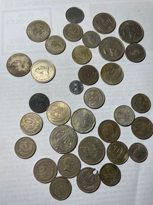 Monedas Antiguas y Modernas de Colección: Pesos y Centésimos Plateados - imagen 1