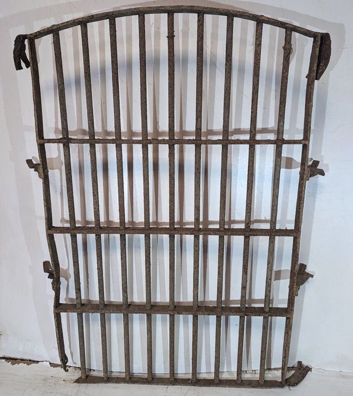 Lote siguiente: Puerta de metal antigua en venta