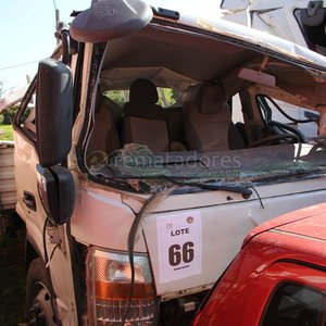 Lote siguiente: Camión Volquete Blanco con Carga y Cabina Dañada