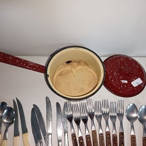 Olla Esmaltada Roja con Cubiertos Varios - imagen 3