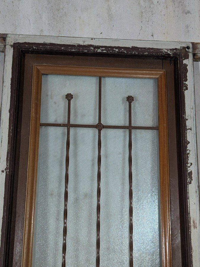 Puerta antigua vidriada en cedro, con reja y marco de pinotea. - imagen 5