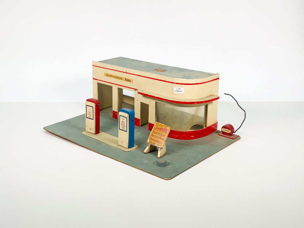 Lote siguiente: Maqueta de estación de servicio Esso en fibra