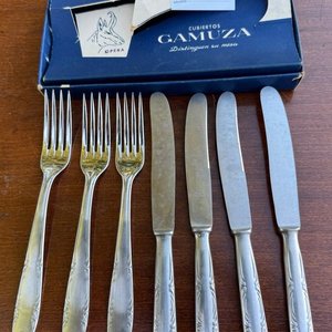 Juego de 4 cuchillos y 3 tenedores marca Gamuza - imagen 2