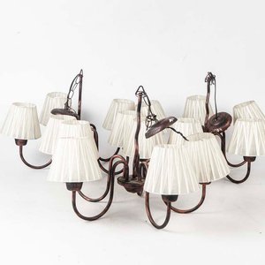 Lote siguiente: Lote de 3 Arañas Metálicas de Cinco Luces con Pantallas