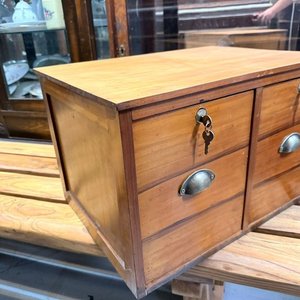 Antiguo Archivador de Mesa en Pino Restaurado con Dos Cajones y Cerraduras - imagen 6