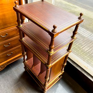 Estantería de madera con detalles dorados - imagen 2