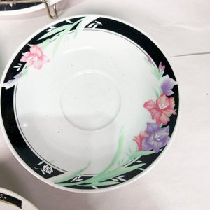 Seis Platos y Tazas de Porcelana Blanca con Guarda Floral Negra - imagen 4