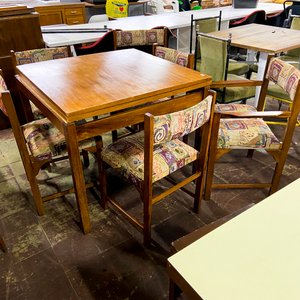 Lote anterior: Mesa de Comedor con 4 Sillas y Escritorio de Madera