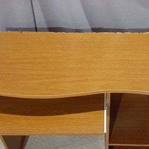Escritorio de Melamina con Bandeja para Teclado y Estantes - imagen 3